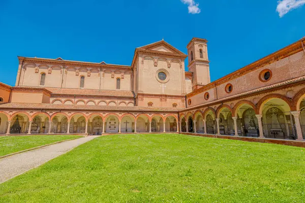 Güzel bir manastır ve yemyeşil çimlere sahip Ferrara Çartır Kilisesi güneşli bir günde açık mavi gökyüzünün altında önemli bir anıt olarak duruyor.