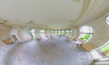 Gürcistan 'ın Tskaltubo kentindeki çürüyen Sanatoryum Metalürjistinin panoramik görüntüsünde, kemerli pencereler, enkaz saçılmış yerler ve büyük bir iç mekanın kalıntıları yer alıyor.