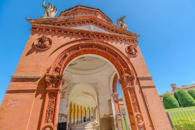Ferrara Charterhouse 'un girişinin geniş açılı görüntüsü, İtalya, Ferrara' daki terracotta kemerini, dekorasyonlarını ve kubbeli koridoru gösteriyor.