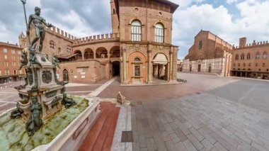 Piazza Maggiore Meydanı 'ndaki Neptune Çeşmesi' nin arka planında Palazzo Accursio ve San Petronio Bazilikası 'nın 360 derecelik manzarası. Bologna, İtalya 'da, bahar günü