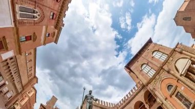 İtalya 'nın kuzeyindeki Bologna şehrinden Palazzo Accursio ve San Petronio Bazilikası ile birlikte Piazza Maggiore' de yürüyen turistlerle Neptune Çeşmesi 'nin en üst manzarası. 360 derece panorama