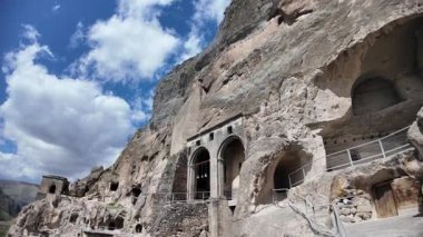 Eruşeti kayalıklarına oyulmuş 12. yüzyıldan kalma bir mağara manastırı olan Vardzia, ortaçağ yaratıcılığı ve dini mirası yansıtan bulutlu bir gökyüzüne karşı antik bir mimari sergiliyor.