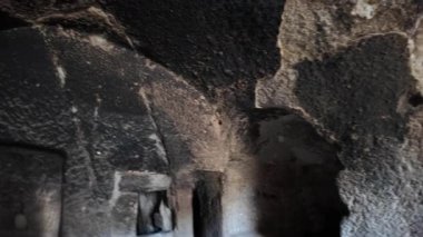Gürcistan 'daki Vardzia mağara manastırının içini gözler önüne seren, Eruşeti kayalıklarına oyulmuş 12. yüzyıldan kalma çarpıcı bir yapı, karmaşık kaya kesimli mimari ve is izleri sergiliyor.