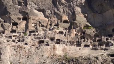 Gürcistan 'da 12. yüzyıldan kalma bir mağara manastırı olan Vardzia, Eruşeti uçurumlarına oyulmuş, ortaçağ mühendisliği ve önemli bir tarihi eser sergiliyor.