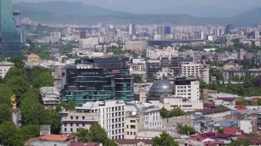 Modern ve geleneksel mimariyle harmanlanan Tiflis, yemyeşil ağaçlar ve Kura Nehri köprülerinin yanında şaşırtıcı binalar sergiliyor ve tepelerin altından manzaralı bir manzara yaratıyor.