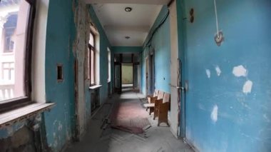 Parçalanmış duvarlar ve soyulan boyalar, Gürcistan 'da Sovyet döneminden kalma terk edilmiş bir kaplıca olan Gelati Sanatoryumunun çürüyen koridorunu karakterize ediyor.