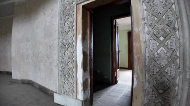 Çürüyen bir yatak odasındaki pencereden süzülen güneş ışığı, Georgia 'nın Tskaltubo kentindeki terk edilmiş Sanatoryum Metalürji' nin toz kaplı mobilyalarını ve duvar kağıtlarını parçalıyor.