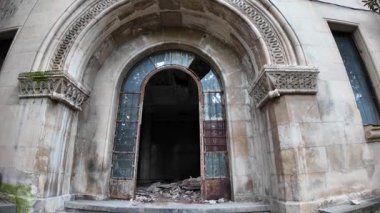 Gürcistan 'ın Tskaltubo kentindeki Sovyet döneminden kalma bir spa tesisi olan Sanatoryum Metalürjisti' nin çürüyen girişini gösteriyor.