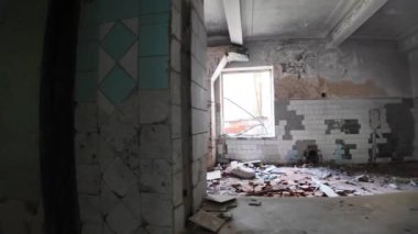 Gürcistan 'daki terk edilmiş Sovyet döneminden kalma Sanatoryum Metalurjisti' nin çürüyen mutfak odasının zeminini kaplayan kırık fayanslar ve enkazlar, ihmal dolu yılların altını çiziyor.