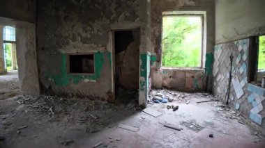 Gürcistan 'da Sovyet döneminden kalma bir spa merkezi olan terk edilmiş Sanatoryum Metalurjisti' nin bir zamanların büyük balo salonunun zeminine küçük ağaç ve enkaz yığılır. Doğa geniş, kırık pencerelerden boşluğu geri alıyor.