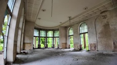 Gürcistan 'da Sovyet döneminden kalma bir spa merkezi olan terk edilmiş Sanatoryum Metalurjisti' nin bir zamanların büyük balo salonunun zeminine küçük ağaç ve enkaz yığılır. Doğa geniş, kırık pencerelerden boşluğu geri alıyor.