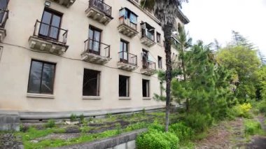 Gürcistan 'ın Tskaltubo kentindeki terk edilmiş Sovyet döneminden kalma Sanatoryum Metalürjistinin çürüyen balkonları zamanın ve ihmalkarlığın bir kanıtı olarak duruyor.