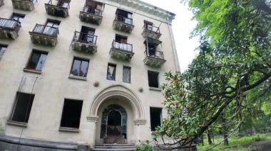 Gürcistan 'ın Tskaltubo kentinde çürüyen bir Sovyet dönemi spası olan Sanatoryum Metalürjisti, perdelenen bir ön cephe, kırık camlar ve aşırı büyümüş bitki örtüsü, akıllara durgunluk veren bir nostalji çağrıştırıyor.