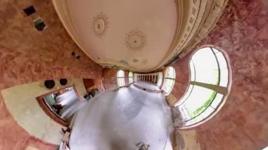 Yıkılan duvarlar, kemerli oyuklar ve büyük pencereler Tsqaltubo, Georgia 'daki Sanatoryum Metalürjistinin unutulmuş ihtişamını gözler önüne seriyor. Tiyatro odasındaki kentsel çürümenin unutulmaz güzelliğini yakalıyor.