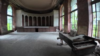 Tskaltubo, Gürcistan, 4 Mayıs 2025: Gürcistan 'da yıllar süren ihmal ve çürümeyi yansıtan çürüyen Sanatoryum Metalürjistinde terk edilmiş bir konser salonunun zemininde dinlenen kırık bir kuyruklu piyano