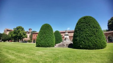 Mezarların, heykellerin ve küçük şapellerin yer aldığı Ferrara Charterhouse 'un anıtsal mezarlığı berrak mavi gökyüzünün altında dinginlik yayar.