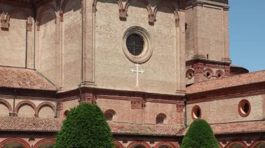 Güneşli bir günde, Ferrara Charterhouse 'daki Saint Christopher Kilisesi' nin dış cephesi ve çan kulesiyle Rönesans mimarisinin güzel bir örneği..