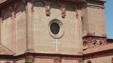 Güneşli bir günde, Ferrara Charterhouse 'daki Saint Christopher Kilisesi' nin dış cephesi ve çan kulesiyle Rönesans mimarisinin güzel bir örneği..