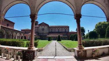 Ferrara, İtalya - 17 Mayıs 2025: Ferrara Manastırı 'ndaki San Cristoforo kilisesinin geniş açılı görüntüsü ana binayı çevreleyen sütunlarla. İtalya, Ferrara 'da yaz günü