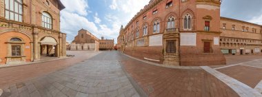 Maggiore Meydanı 'nın Bolonya şehri panoraması Palazzo Accursio Belediye Sarayı ve San Petronio Bazilikası ile birlikte. İtalya 'da, Bologna' da, bahar günü insanlar olmadan.