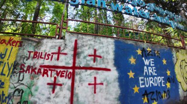 Tiflis, Gürcistan, 3 Mayıs 2025: Gürcistan ve Avrupa Birliği bayrakları, Tiflis, Sakartvelo ve Avrupa ile dayanışma içinde olduklarını belirten bir Tiflis duvarına boyanmış.