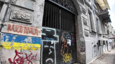 Tiflis, Gürcistan, 3 Mayıs 2025: Gürcistan 'ın Tiflis kentindeki yıpranmış bir duvarda Ukrayna bayrağını tasvir eden graffiti, Ukrayna ile dayanışmayı ve kentsel bozulma ortasında Avrupa yanlısı umutları paylaşıyor.