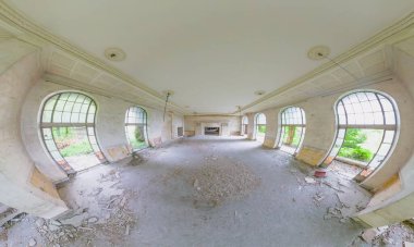 Terk edilmiş bir oda ağacıyla panoramik bir manzara, kemerli ve dikdörtgen pencereli, doğanın ıslah edilişini yansıtan, Gürcistan 'ın Tskaltubo kentindeki çürüyen Sanatoryum Metalürjistinin yeşil manzarasını gözler önüne seriyor.