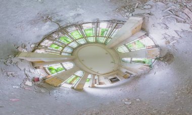 Georgia, Sanatoryum Metalürjist 'teki çürüyen bir odanın 360 derecelik panoramik görüntüsü. Kemerli camlar ve aşırı büyümüş ağaçların yer aldığı terk edilmişlik hissi uyandırıyor.