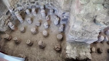 Ermenistan 'daki Garni Arkeoloji Kompleksi' nin Roma hamamında zemini destekleyen tuğla pilaya sahip hipokost ısıtma sistemi, antik Roma mühendisliği ve mimarisini gösteriyor.