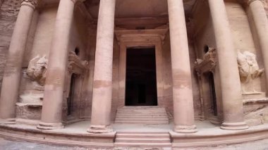 Ürdün Hazinesi, aynı zamanda El Khazneh olarak da bilinir, antik Ürdün şehri Petra 'nın en ayrıntılı tapınaklarından biridir.
