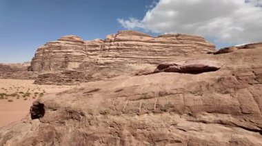 Wadi Rum 'un engebeli manzarasının ortasındaki Arabistanlı Lawrence evinin çarpıcı manzarası, Jordanların nefes kesici çöl manzarasını ve Jabal Um ad Dami ile tarihi simgeleri gözler önüne seriyor.