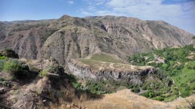 Organ borularını andıran bazalt sütunlar Garni, Ermenistan yakınlarındaki Azat Vadisi 'nde çarpıcı bir doğa harikası oluşturarak turistleri ve doğa severleri cezbediyor.