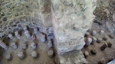 Ermenistan 'daki Garni Arkeoloji Kompleksi' nin Roma hamamında zemini destekleyen tuğla pilaya sahip hipokost ısıtma sistemi, antik Roma mühendisliği ve mimarisini gösteriyor.