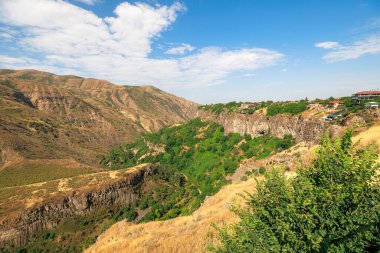 Organ borularını andıran bazalt sütunlar Garni, Ermenistan yakınlarındaki Azat Vadisi 'nde çarpıcı bir doğa harikası oluşturarak turistleri ve doğa severleri cezbediyor.