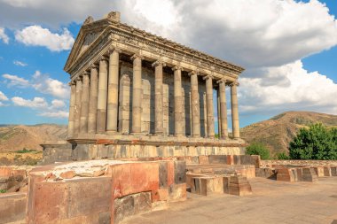 Garni Tapınağı yakınlarındaki St. Sion kilisesinin kalıntıları, uçuruma tünemiş bir Helenistik mucize, Ermenistan 'da tarihin ve doğal güzelliğin çarpıcı bir karışımını sunuyor.