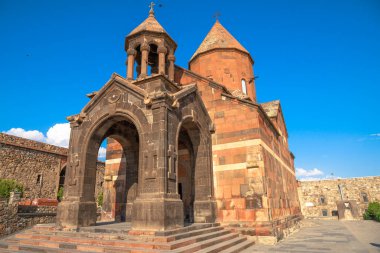 Khor Virap, Ararat ilinin Artashat ilçesinin yaklaşık 8 kilometre güneyinde, Ermenistan 'ın Ermenistan Ovası' nda yer alan bir manastır.