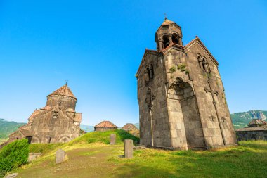 Haghpat Manastırı, Ermenistan 'ın Lori ilinde bulunan ve göz kamaştırıcı mimarisini yemyeşil çimlerle bezenmiş canlı mavi gökyüzü altında sergileyen bir ortaçağ Ermeni manastırı.