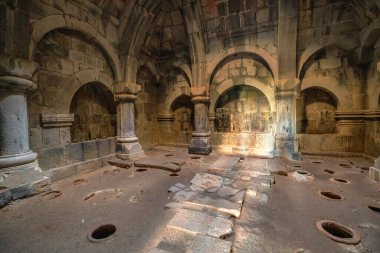 Haghpat Manastırı 'nın antik kütüphanesine akan güneş ışığı Ermenistan' da tarihi ve saygıyı çağrıştıran yıpranmış taş zemin, sütunlar ve kemerli oyukları aydınlatıyor.