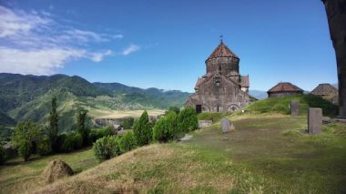 Haghpat Manastırı, Ermeni dağlarında yuva yapmış bir ortaçağ kompleksi, yeşil bir tepede yükseliyor, antik taş duvarları Ermenistan 'daki parlak mavi gökyüzü ile çelişiyor.