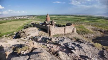 Khor Virap, Ararat Dağı 'na tepeden bakan Artashat ilinin yaklaşık 8 kilometre güneyinde, Ermenistan' ın Ermenistan sınırındaki Ermenistan ovasında bulunan bir manastır.