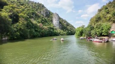 Tuna Nehri, Romanya 'daki Demir Kapılar geçidinde akıyor. Dacian Kralı Decebalus heykeli, suyun üzerinde yüzen küçük teknelerle dağlara oyulmuş.