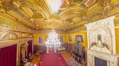 Transilvanya, Romanya -25 Ağustos 2025: Romanya 'nın başkenti Sinaia' da tanrıça ve meleklerle süslü karmaşık yaldızlı tavan duvar resmi. Barok zarafet ve detay