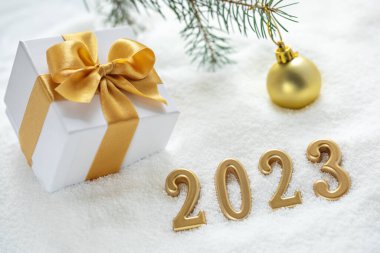 2023 yılının kutlu olsun. Yeni yıl kartı ve karlı hediye paketi. Yüksek kalite fotoğraf