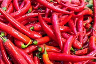 Baharatlı biber desenli arka plan, yakın plan. Acı kırmızı biberlerden oluşan bir arka plan. Sokak sebze pazarı. Organik yiyecekler. Yüksek kalite fotoğraf