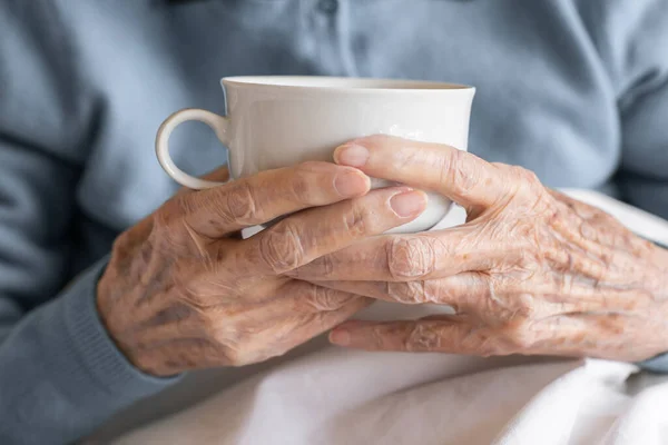 Hände Einer Älteren Frau Die Eine Tasse Großaufnahme Auf Einem Stockfoto