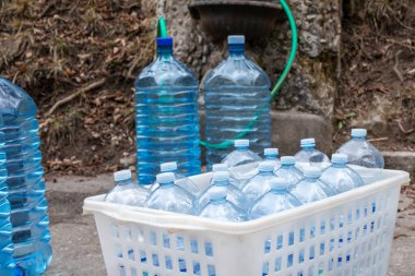 Plastik şişeler temiz içme suyuyla doldurulmaya hazır. İklim değişikliği. Kuraklık. Su acil durumu. Yüksek kalite fotoğraf