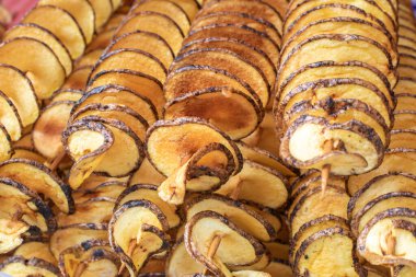 Kızarmış patatesler şiş üzerinde spiral şeklinde kesilmiş. Patates kızartması. Organik yiyecekler. Sokak yemeği. Yüksek kalite fotoğraf