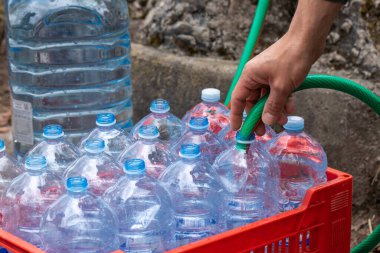 Plastik şişeler temiz içme suyuyla doldurulmaya hazır. İklim değişikliği. Kuraklık. Su acil durumu. Yüksek kalite fotoğraf