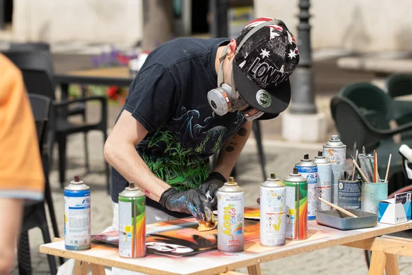 Junge Malerei Mit Acrylfarbe Spray Frontansicht Straßenkünstler Künstler 2019 Brescia lizenzfreie Stockbilder