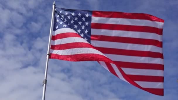 Bandera Americana Ondeando Viento Contra Cielo Azul Concepto Del Día — Vídeo de stock